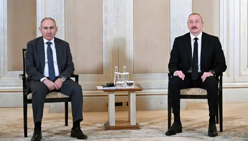 Aliyev ve Paşinyan, Abu Dabi'de Tarihi Barış Görüşmesi Gerçekleştirdi