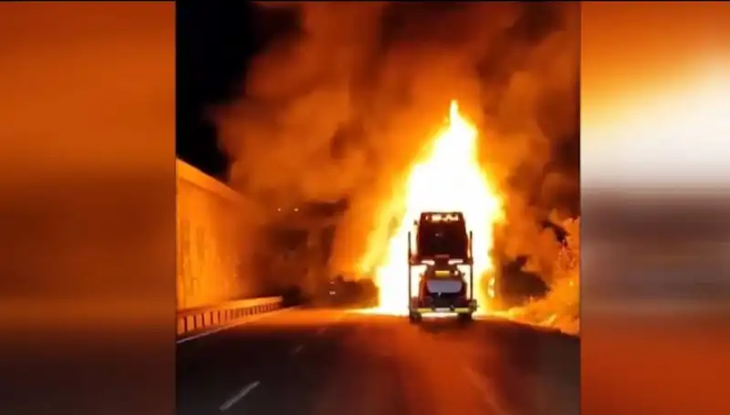 Otomobil Yüklü Tırda Çıkan Yangın, 8 Araç Küller İçinde Kaldı!
