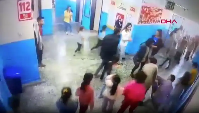 Bayılan Öğrenciyi Kahraman Müdür Yardımcısı Kurtardı: O Anlar Kameralara Yansıdı