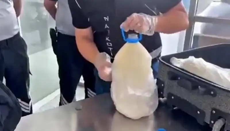 Havalimanında Süt Şişesiyle Geçmiş Olay: Tam 12 Kilo 800 Gram Uyuşturucu Ele Geçirildi!