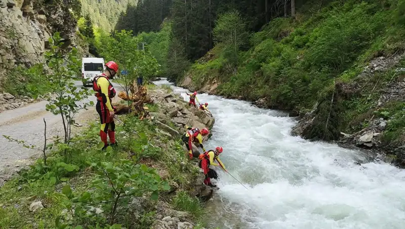 Trabzon’da Dereye Düşen Çocuk İçin Kurtarma Çalışmaları Devam Ediyor