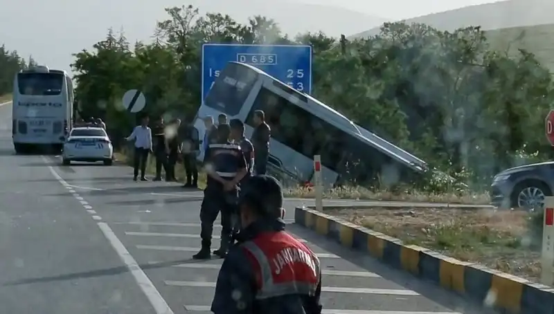 Isparta'da Feci Kaza: Tur Otobüsü ile Yolcu Otobüsü Çarpıştı, Yaralılar Var!