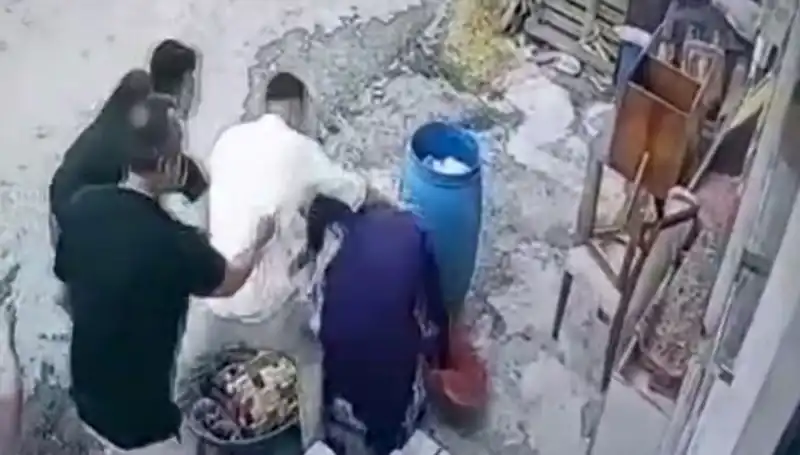 Başakşehir'de Baba ve Oğulun "Bidon" Kavgası 58 Yaşındaki Kadını Hedef Aldı