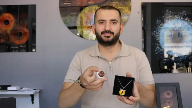 İris Fotoğraflarını Sanata Dönüştüren Yetenekli Sanatçıyla Tanışın