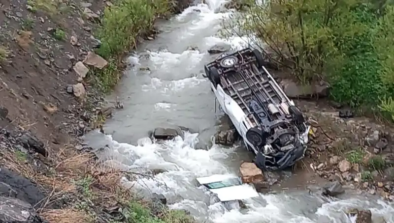 Hakkari'de Minibüs Devrildi: Derede Can Pazarı! İki Ölü, Üç Yaralı