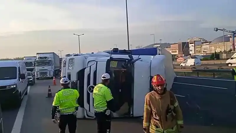 Pendik TEM Otoyolu’nda Devrilen TIR Trafiği Felç Etti: Yoğunluk Artıyor!