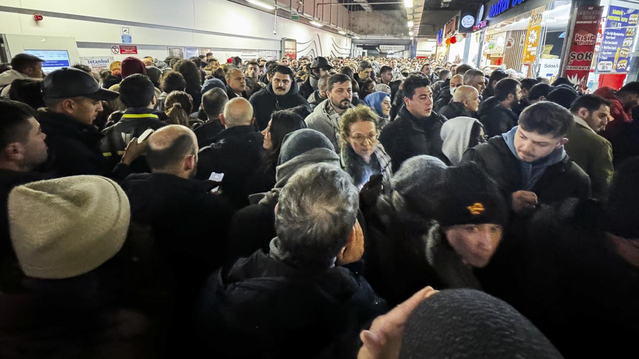 İstanbul'da Kar Yağışı Etkisini Sürdürüyor