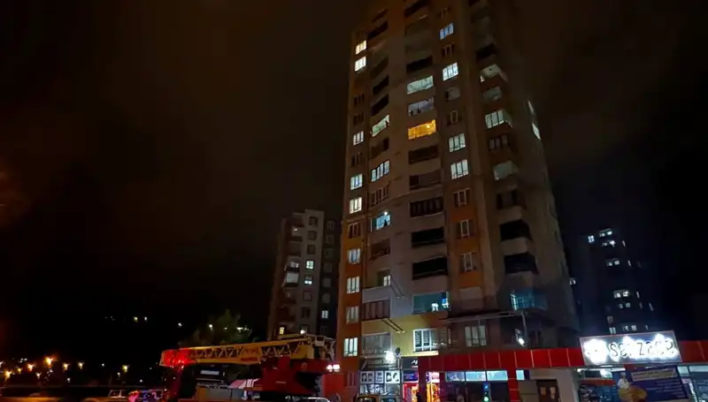 Yıldırım Düşmesiyle Apartman Çatısı Paramparça Oldu: Zarar ve Tahliye Süreci