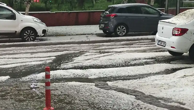 Ardahan’da Dolu Yağışı Şehri Beyaza Bürüdü!