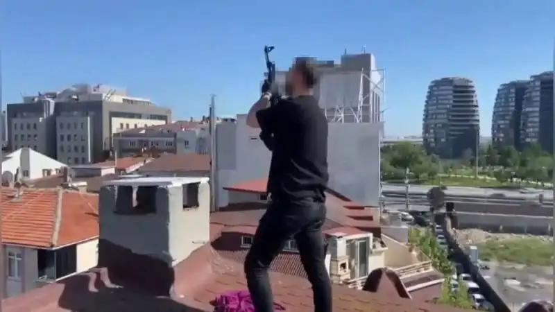 İstanbul’da İnanılmaz Bir Operasyon: Çatıdan Bacaya AK-47 İndi