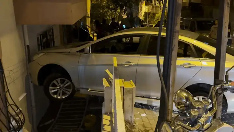 Fren Yerine Gaza Basan Sürücü Apartmana Çarptı: O Anlar Kamerada