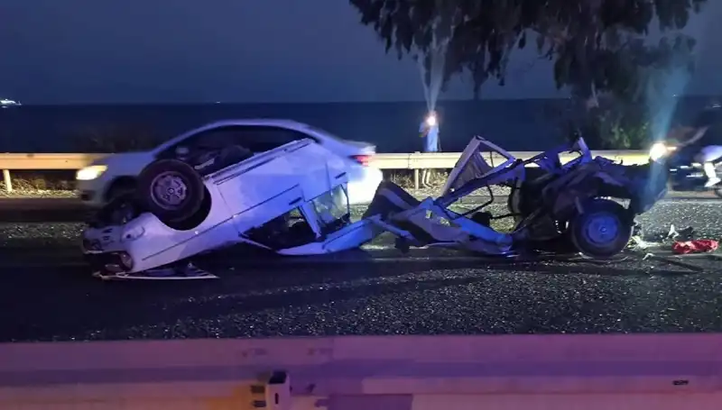 İkiye Bölünen Otomobildekanlı Kaza: 1 Ölü, 1 Yaralı!