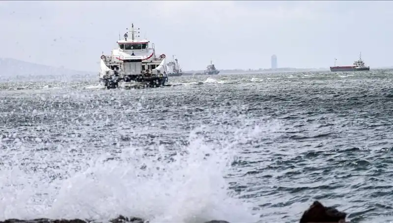 İzmir'de Fırtına Sebebiyle Vapur Seferleri Askıya Alındı
