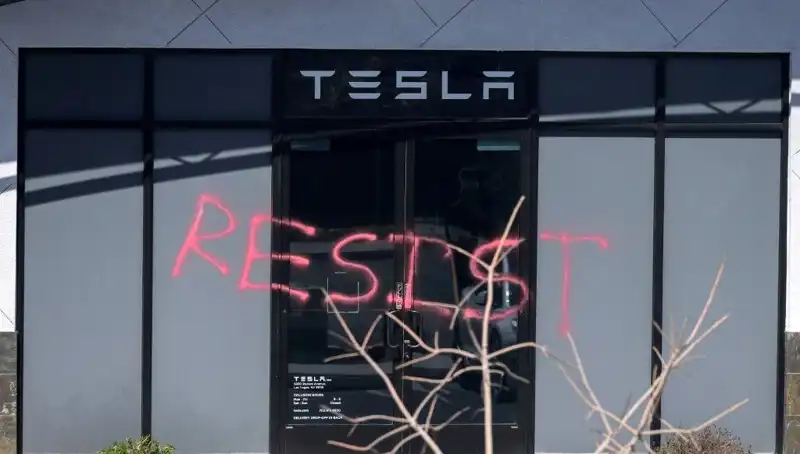 Tesla Saldırılarına Son Vermek İçin FBI Özel Görev Gücü Kurdu