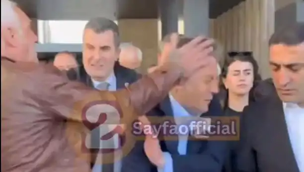 Özgür Özel, AKM Çıkışında Saldırıya Uğradı: Siyasi Gerginlik Tırmanıyor
