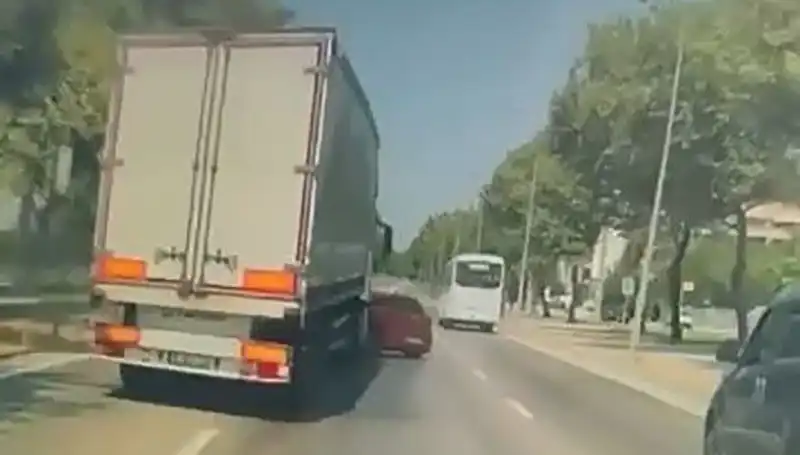 Bursa'da Görülmemiş Kaza: Kör Noktada Yaşananlar Şaşkınlık Yarattı