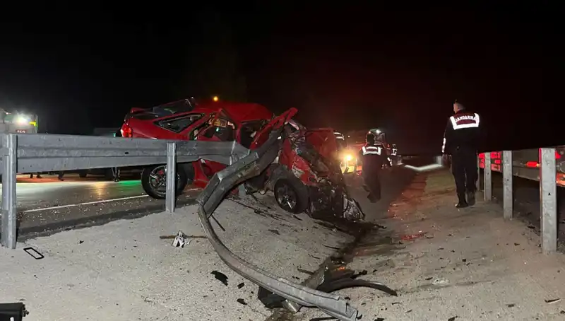 Bariyerlere Çarpan Otomobildeki Korkunç Kaza: 2 Kişi Hayatını Kaybetti