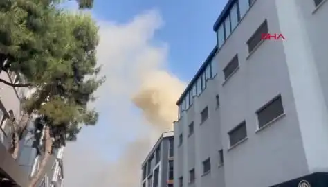 İstanbul'da 4 Katlı İş Merkezinde Yangın: Ekipler Olay Yerinde