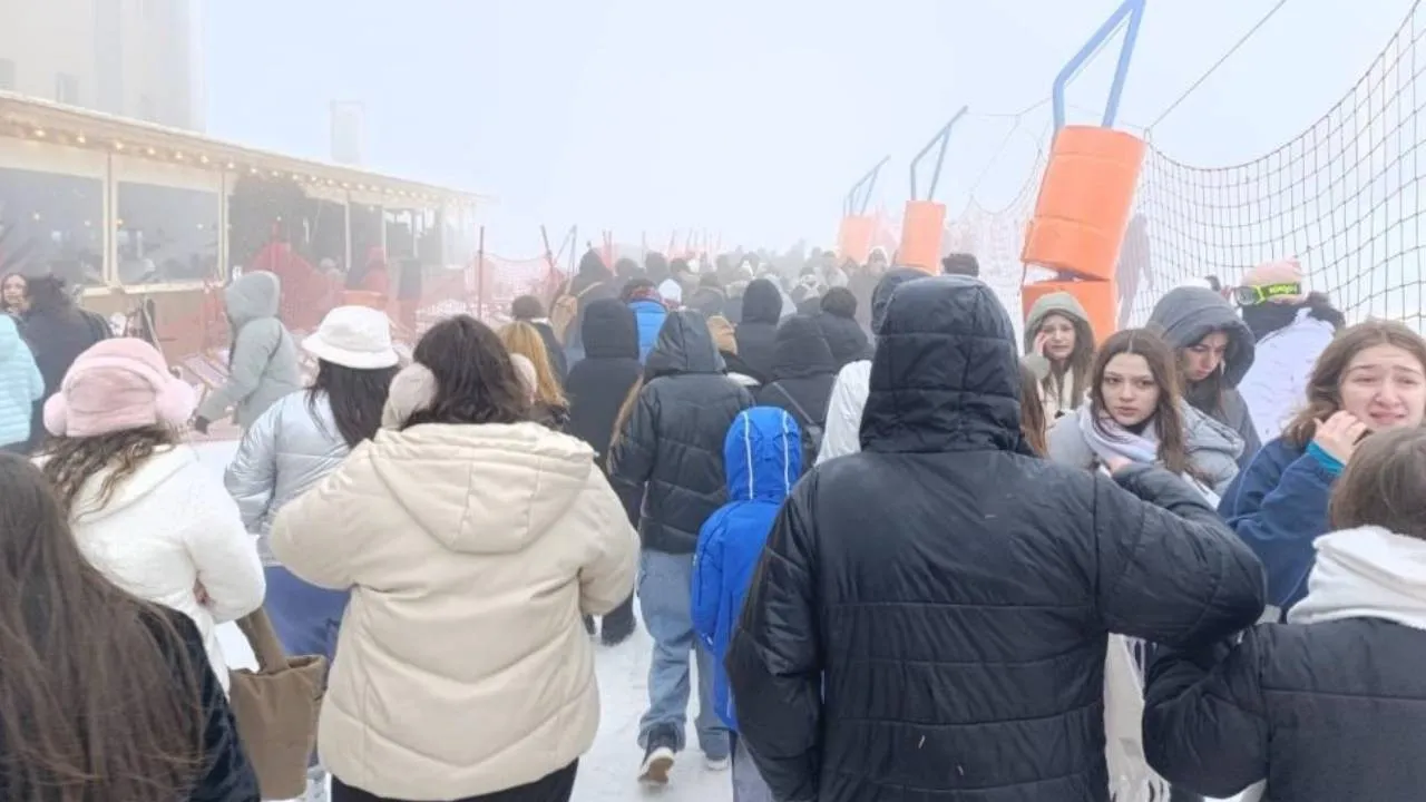 Uludağ’da İzdiham: Günübirlikçiler ve Üniversiteliler Yoğun İlgi Gösterdi, Metrelerce Kuyruk Oluştu