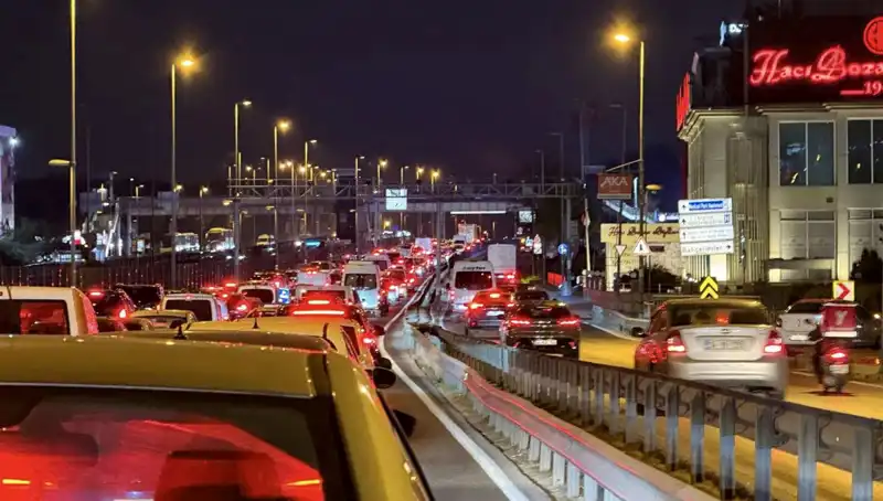 Yenibosna Metrobüs Yaya Üst Geçidinde Beklenen Çalışmalara Başlandı