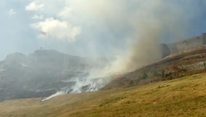 Kars Kalesi Eteklerinde Korkutan Anız Yangını: Doğa ve Tarih Tehlikede