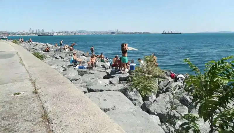 İstanbul Sahilleri Sıcak Havayla Dolduruldu: İstanbullular Plajlara Akın Etti!