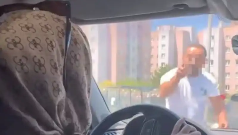 Trafikte Dehşet Anları: Araba Önünü Kesince Yumruklarla Fırtına Koptu