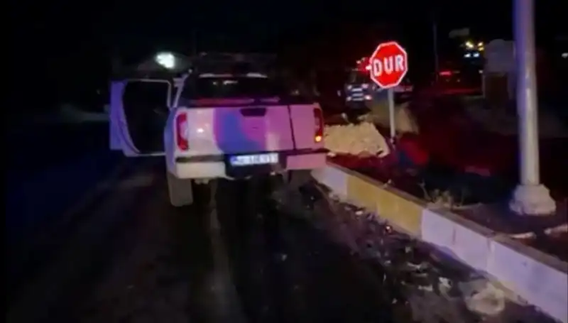 İzmir'de Trafik Kazası: Kamyonet ile Hafif Ticari Araç Çarpıştı, 7 Kişi Yaralandı