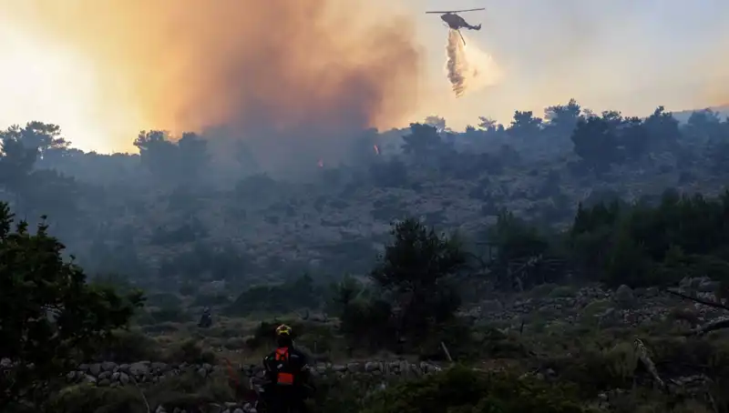 Eğriboz Adası'nda Yangın Alarmı: İki Köy Tahliye Edildi