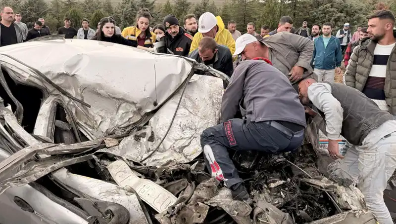 TIR Kazasında Otomobil Kağıt Gibi Ezildi: Detaylar Ortaya Çıktı