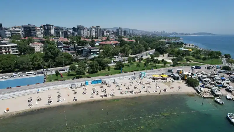 İstanbul'da Sıcak Hava Rahatlamak İçin Caddebostan'ı Seçti