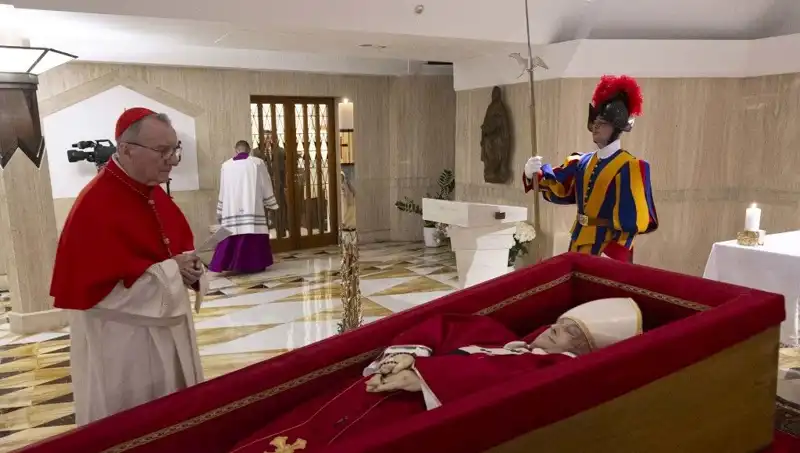 Papa'nın Tabutundaki Fotoğraflar: Derin Anlamlar ve Duygusal Yansımalar