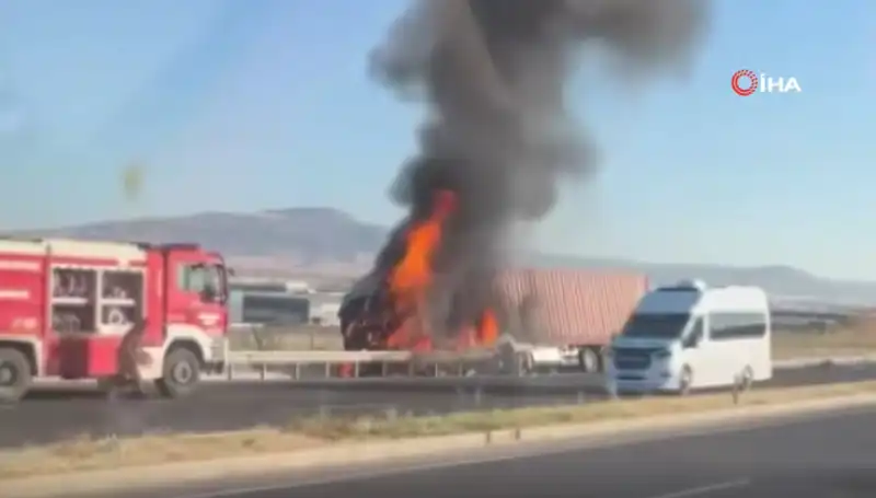 Ankara'da Kaza Yapan TIR Kısa Sürede Alev Alev Yandı