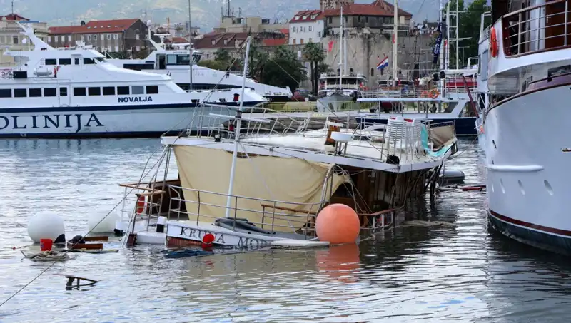 Hırvatistan'da Şiddetli Fırtına: Feribotun Çarptığı Gemi Battı!